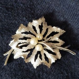 Silver brooch,designed with three pearls in the ce